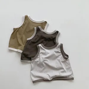 Vue détaillée à plat de trois débardeurs pour enfants en olive, café et gris clair