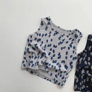 Détail du tissu en maille de coton doux et des motifs à pois rétro sur débardeurs enfant