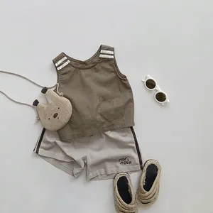 Ensemble d'été pour enfants avec gilet sans manches vert olive et short beige