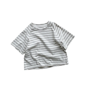 T-shirt en coton pour enfants à manches courtes avec rayures grises et blanches de style