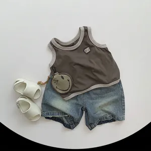 Ensemble d'été vintage pour enfants avec débardeur gris et short en jean délavé
