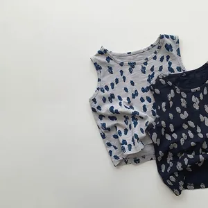 Détail de deux débardeurs en coton vintage pour enfants avec des textures respirantes