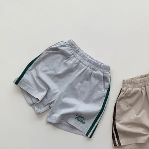 Détails du short en tricot pour enfants avec taille élastique et rayures latérales