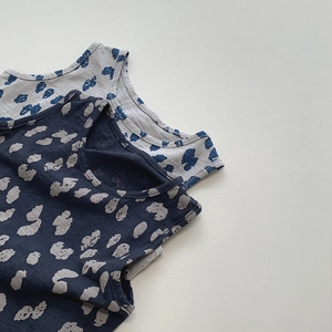Détail de la texture des débardeurs vintage à pois pour enfants en coton et lin respirant