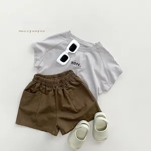 T-shirt gris pour enfant avec imprimé HOPE et short décontracté marron posé à plat