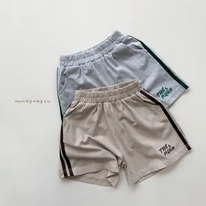 Détail de shorts en tricot pour enfants avec taille élastique et rayures latérales