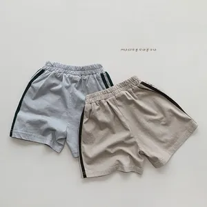 Détail de shorts en tricot pour enfants avec rayures latérales et taille élastique