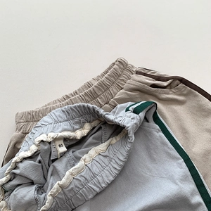 Short en tricot pour enfants avec taille élastique et rayures latérales pour l'été