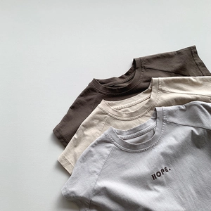 Trois t-shirts en coton à col rond en marron, beige et gris avec inscription HOPE