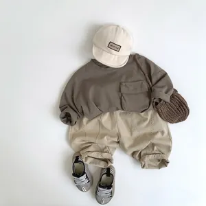 Mise à plat de sweat à manches longues marron pour garçon et pantalon cargo beige stylé