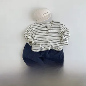 Tenue à rayures avec haut manches longues, pantalon bleu, casquette et baskets