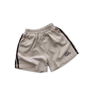 Short tricoté beige pour enfants avec taille élastique et rayures latérales marron