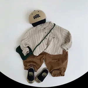 Tenue d'automne style coréen pour enfants avec chemise grise, pantalon brun et casquette