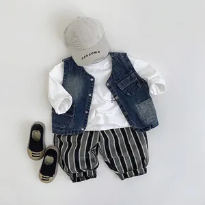 Chaleco vaquero vintage para niños con camiseta blanca y pantalones casuales a rayas