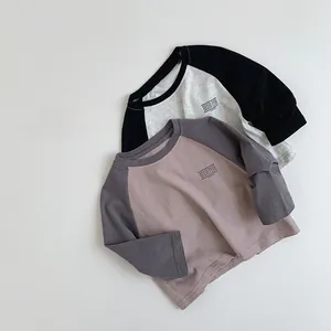 Detalle de mangas raglán y estampado MOON NIGHT en camisetas de algodón para niños