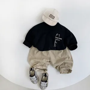 T-shirt manches longues noir enfant avec imprimé et pantalon décontracté kaki mode