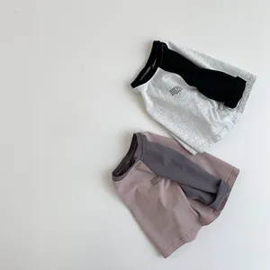 Detalle de camisetas de dos piezas de algodón de manga larga con mangas ranglán y logo