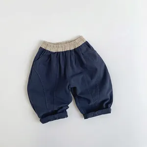 Détail du pantalon décontracté enfant bleu marine avec taille beige et coutures nettes