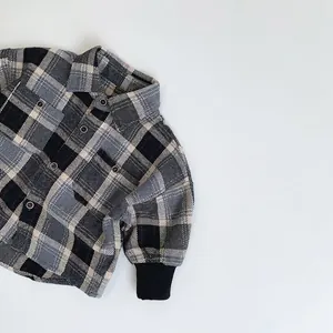 Chemise à carreaux classique noir et blanc pour enfants avec poignets côtelés