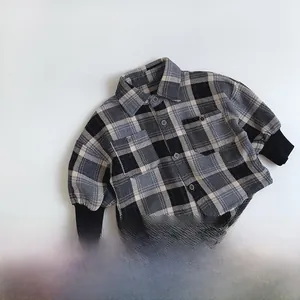 Détail d'une chemise à carreaux pour enfant avec poignets côtelés et flanelle