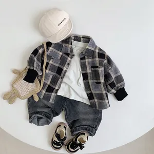 Tenue enfant style coréen avec chemise à carreaux noir et blanc, t-shirt blanc et jean gris