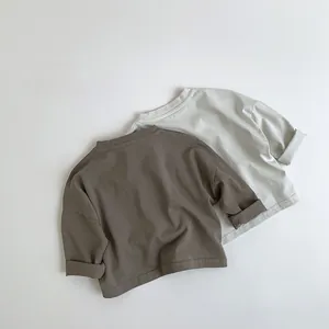 Détail de t-shirts enfants en coton doux à manches longues avec poignets roulés marron