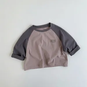 Detalle de camiseta raglán de algodón suave para niños con estampado Moon Night y contraste