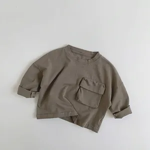 Détail du t-shirt manches longues enfant en coton avec poche à rabat et poignets roulés