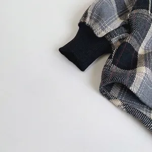 Veste chemise à carreaux pour enfants avec motif gris et noir et poignets côtelés