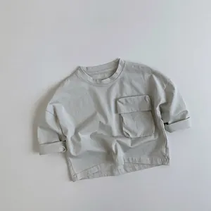 Vue détaillée du t-shirt en coton à manches longues pour enfant avec poche cargo