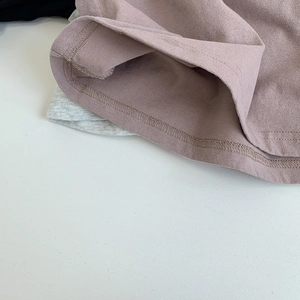 Primer plano de la costura de doble aguja en camiseta de punto de algodón para niños