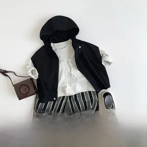 Tenue trois pièces pour enfants avec gilet noir à capuche et pantalon rayé
