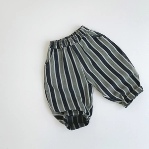 Détail du pantalon rayé gris-vert pour enfants avec taille élastique et poches latérales