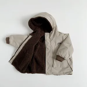 Dettaglio della giacca imbottita reversibile per bambini con calda fodera e stampa camping