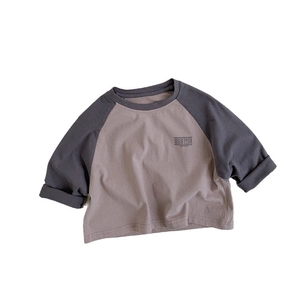 Camiseta infantil de manga larga raglán bicolor con estampado Moon Night moderno