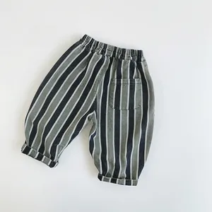 Détail de la taille élastique et tissu rayé en coton pour pantalon enfant décontracté