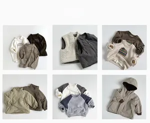 Détail des tenues d'hiver pour enfants avec sweats à capuche et gilets matelassés