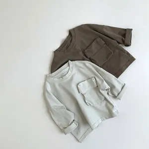 Détail de t-shirts enfants en coton à manches longues avec grande poche et revers