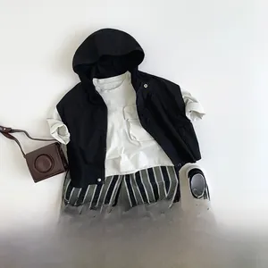 Mise à plat d'une tenue élégante pour enfants avec gilet noir et pantalon rayé