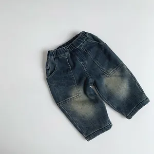 Détail de pantalon en jean chaud pour enfants avec taille élastique et poches