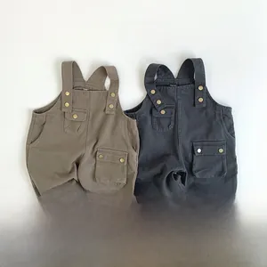 Detailansicht grauer und khakifarbener Baumwolllatzhosen mit großen Utility-Taschen und Druckknöpfen