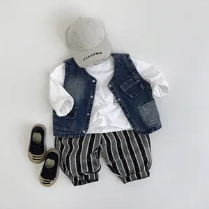 Tenue trois pièces pour enfants avec gilet en jean bleu, t-shirt blanc et pantalon rayé