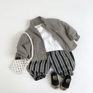Ensemble mode pour enfants avec veste grise à zip et pantalon large rayé élégant