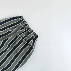 Détail du pantalon rayé pour enfants avec taille élastique et poche arrière plaquée