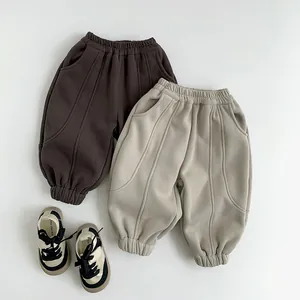 Détail de la taille élastique et des chevilles de ce pantalon de jogging chaud enfant