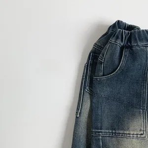 Détail du jean denim délavé bleu foncé avec poches cargo et taille élastique ajustable