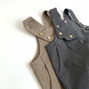 Minimalistische Kinder Latzhose in Khaki und Dunkelgrau aus Baumwolle mit Metallschnallen