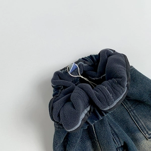Détail de pantalon en jean d'hiver avec taille élastique et doublure polaire épaisse