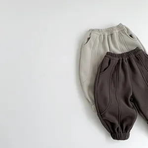 Détail du pantalon de jogging d'hiver doublé polaire pour enfants en gris et marron