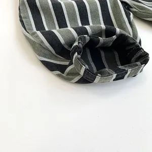 Gros plan du bas du pantalon rayé pour enfants avec ourlet renforcé et tissu en coton épais